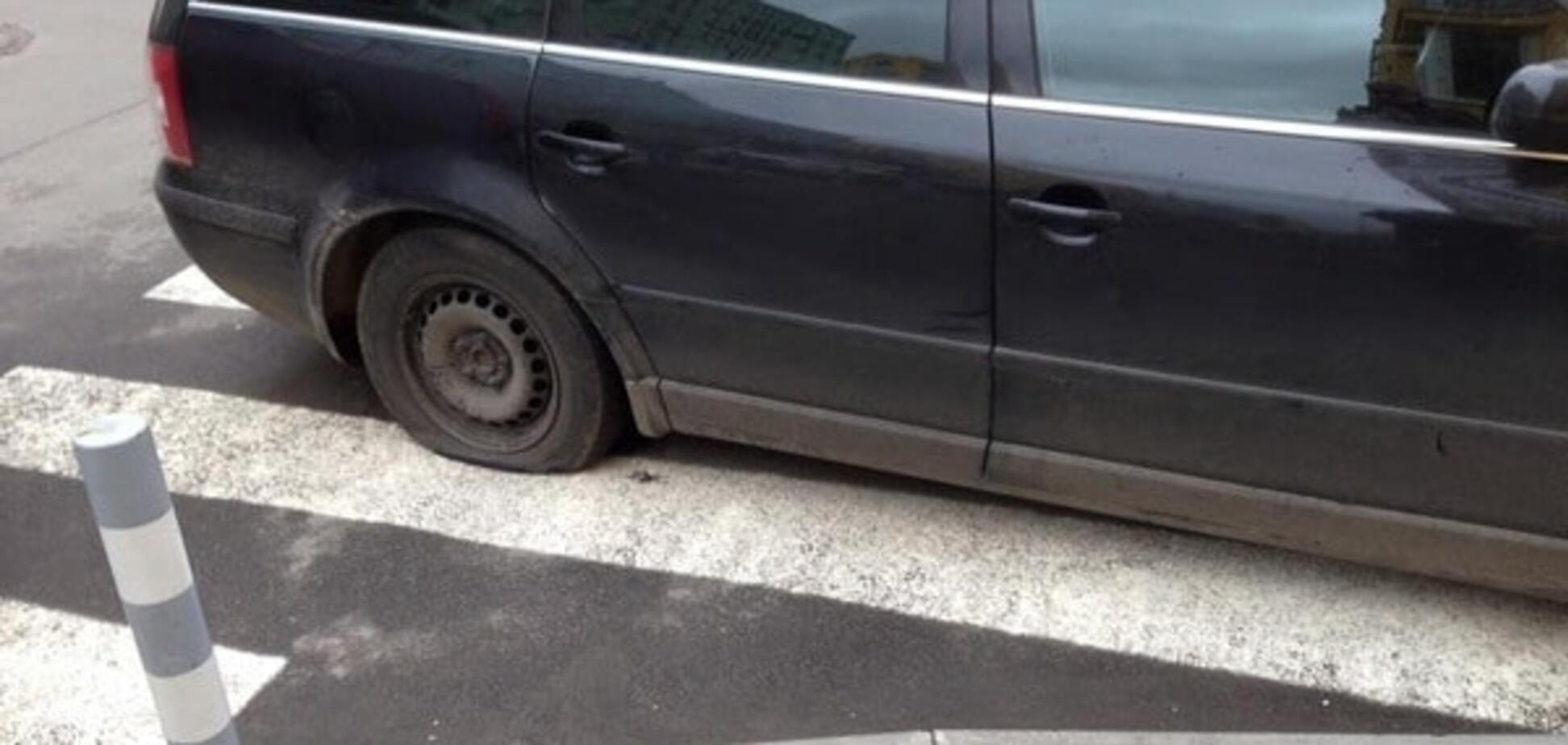 Без колес: в Киеве пешеходы отомстили герою парковки