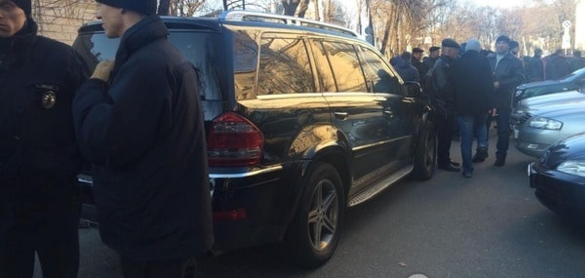 В Киеве водитель внедорожника сбил девушку-полицейского