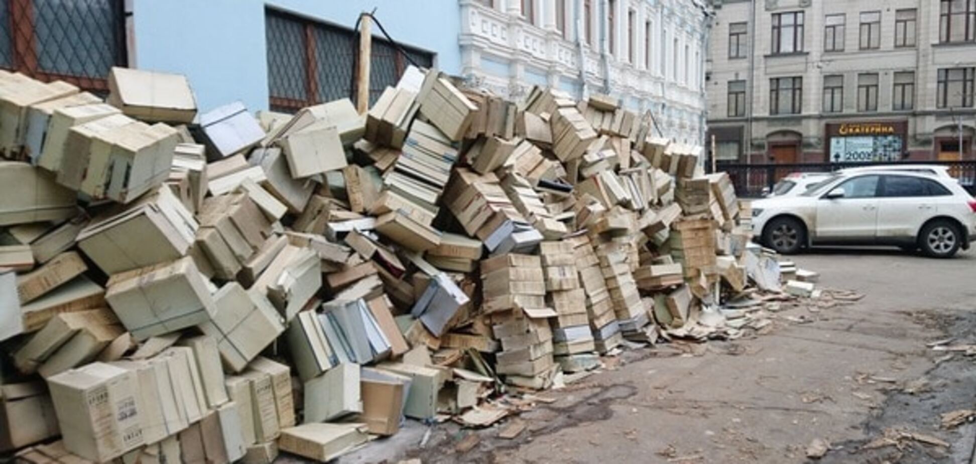 'Великий викид': у центрі Москви вивантажили в купу папки з архіву КДБ. Фотофакт