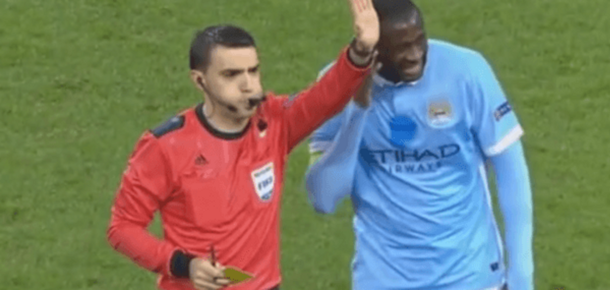 Арбітр матчу 'Манчестер Сіті' - 'Динамо' оглушив лідера англійців: курйозне відео