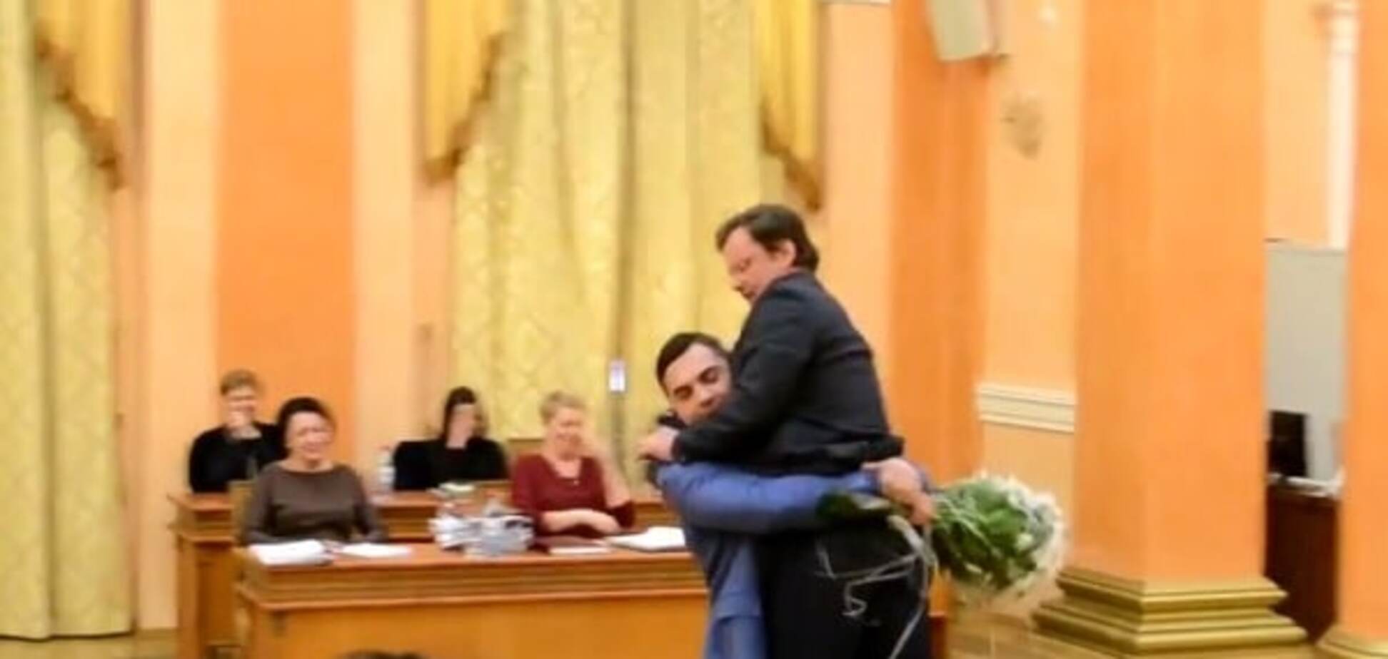 Приклад Барни заразливий: в Одесі Боровика винесли на руках із мерії. Опубліковані фото і відео