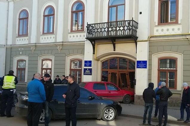На Ивано-Франковщине автомобиль проломил дверь горсовета: фотофакт