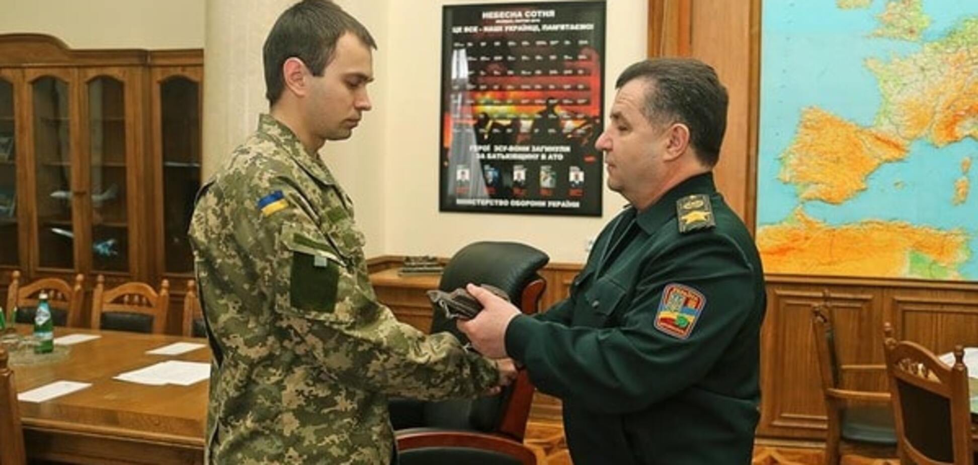 За мужество: Полторак наградил киборга оружием. Фотофакт