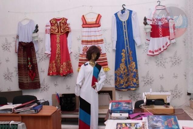 Позорные балахоны: донецким 'модницам' сшили одежду в стиле 'русского мира'. Фотофакт