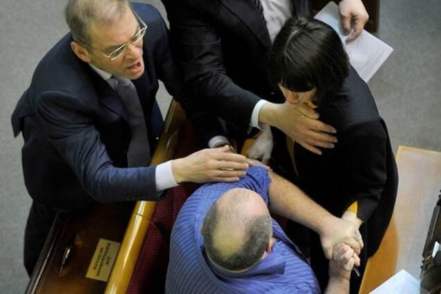 Юрист рассказал, по какой статье можно судить Чорновол за драку в Раде