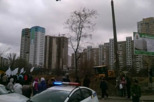 Застройка в Киеве: на Позняках произошла драка