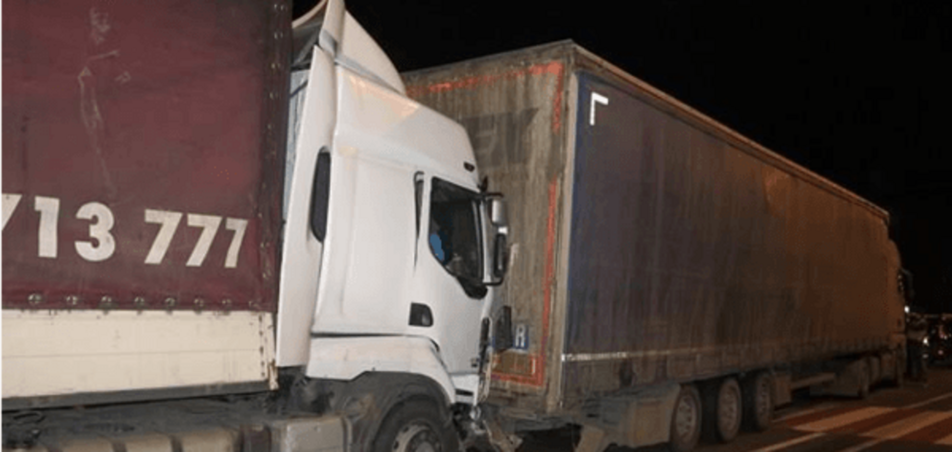 Масштабное ДТП: на въезде в Киев не разминулись две фуры