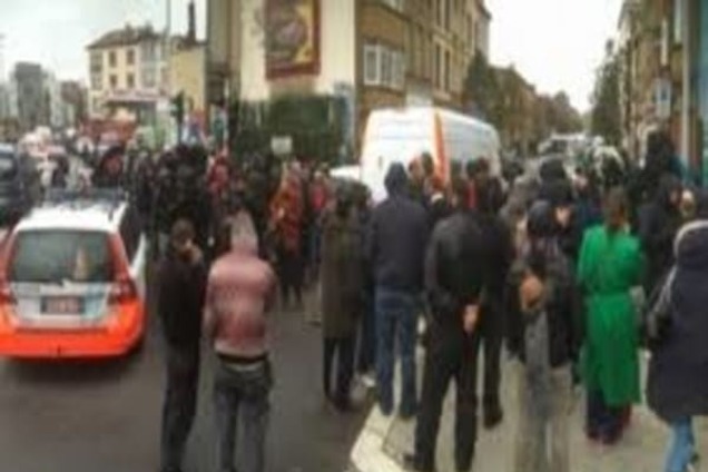В Брюсселе идет облава на террористов: в районе Моленбек слышны взрывы