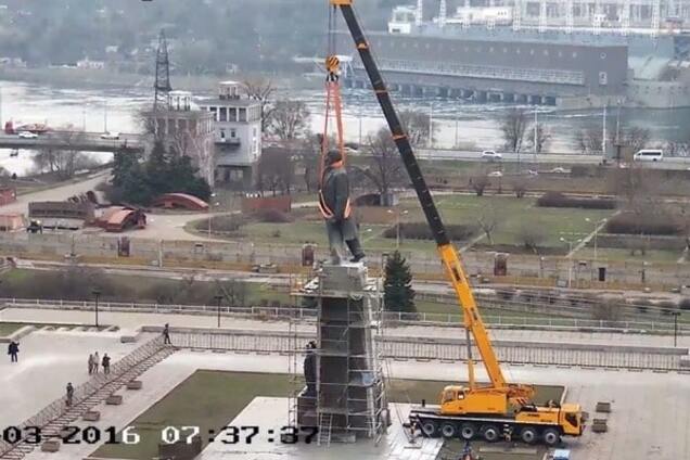 Демонтаж памятника Ленину в Запорожье