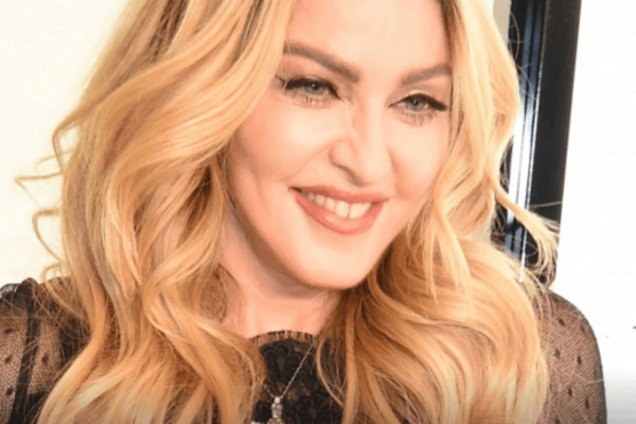 Мадонна оголила грудь 17-летней фанатки: опубликовано видео