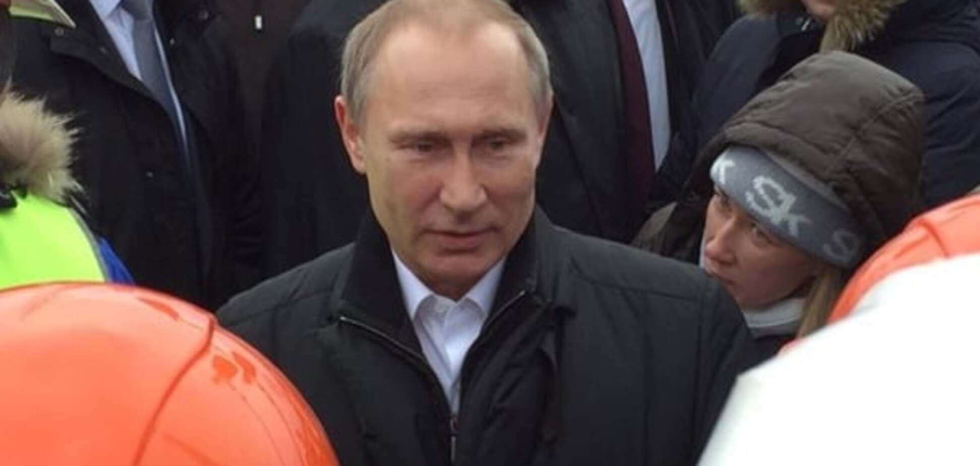 Путін у безглуздому пуховику прибув до Криму і сфотографувався з будівельниками. Опубліковані фото