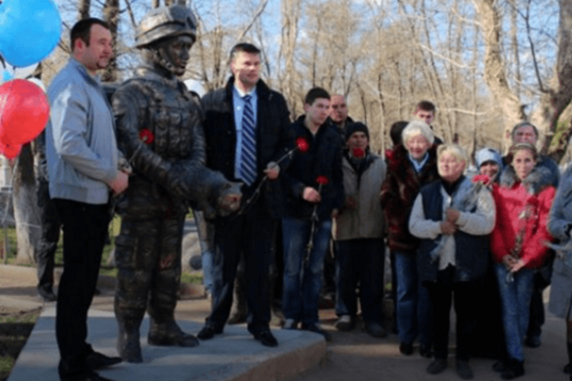 В Крыму в честь аннексии поставили памятник оккупанту-'зоофилу': фотофакт
