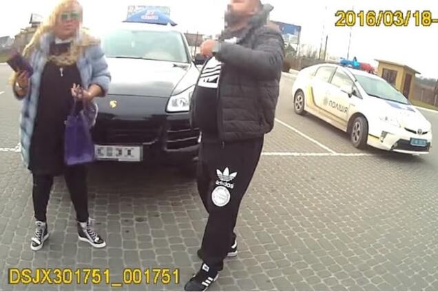 'Зараз ти будеш мати': во Львове парочка на Porsche угрожала полиции