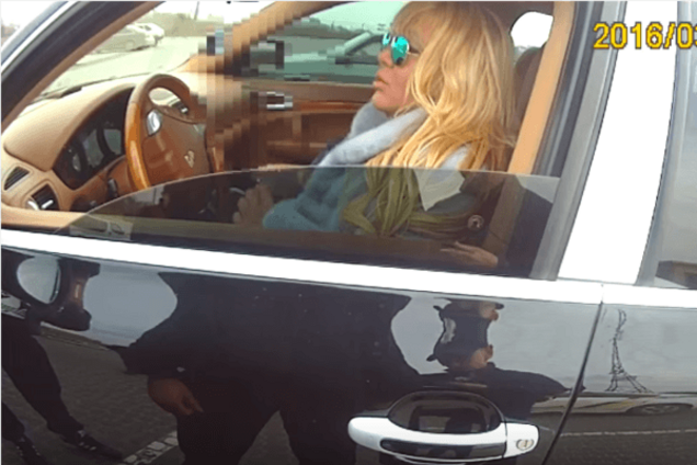 Блондинка на Porsche