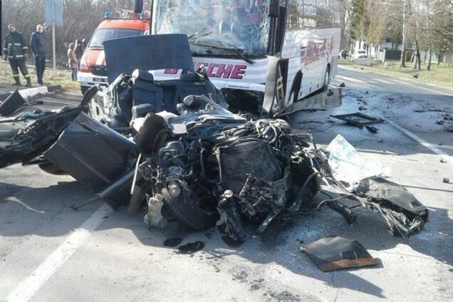 У Волинській області легковик розбилася вщент, в'їхавши в автобус: є жертви. опубліковані фото