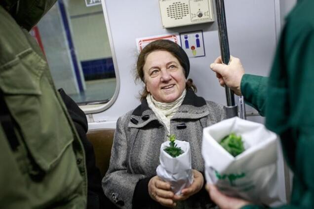 В киевском метро пассажиркам дарили цветы: опубликованы фото