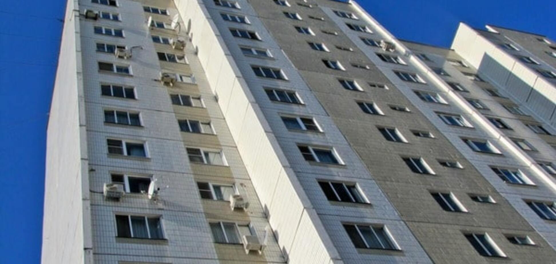 В Киеве три человека выпали из окон многоэтажек 