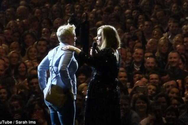 Адель помогла фанатке сделать предложение парню: опубликовано видео