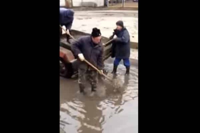 Лужи не помеха: в сети показали, как ремонтируют дороги в Броварах