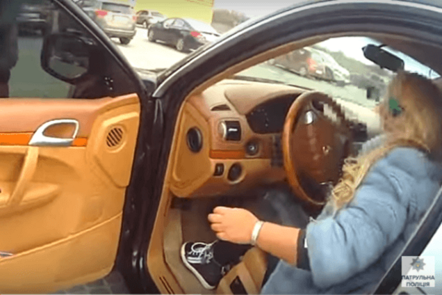 Блондинка на Porsche Cayennе