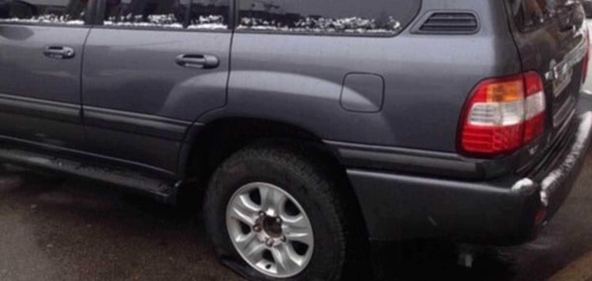 У Києві на Троєщині вандали проткнули колеса шести автомобілів