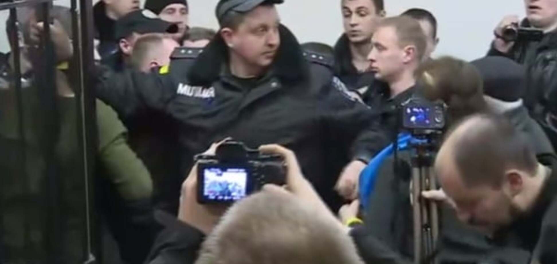 У Києві суд прийняв рішення по Краснову, в залі почалася бійка: опубліковані фото