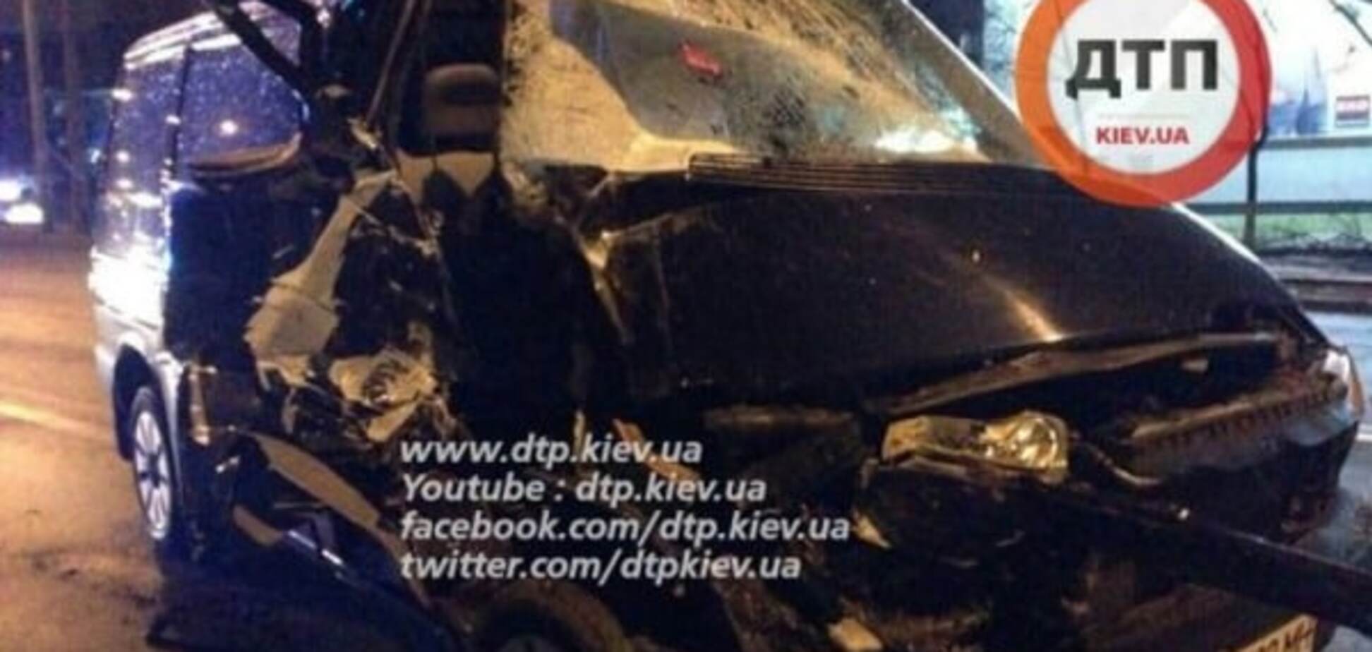 У Києві мікроавтобус врізався в маршрутку, є постраждалий