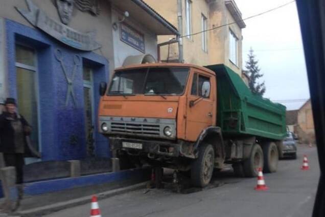 В Ужгороді вантажівка 'влетіла' в перукарню: фотофакт