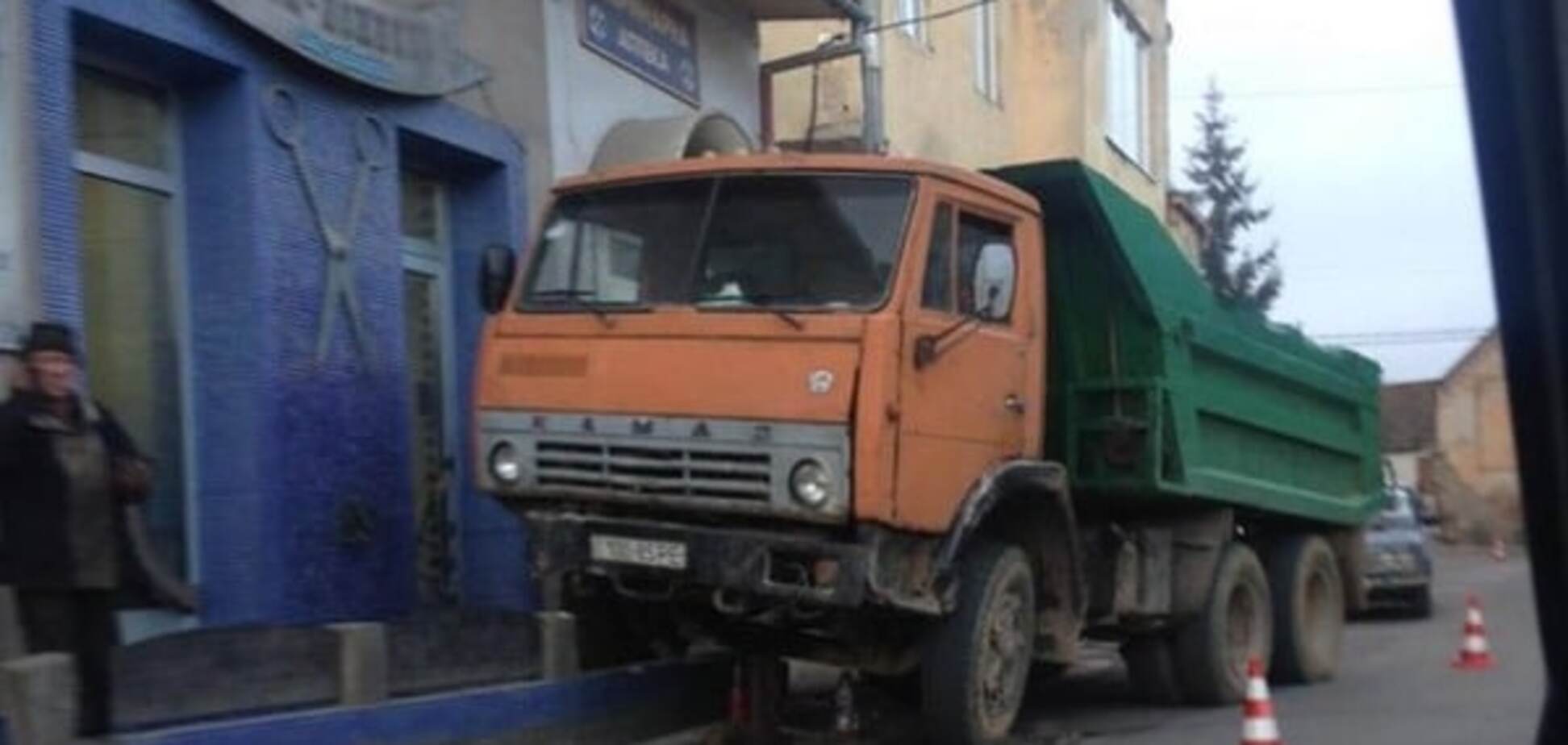 В Ужгороді вантажівка 'влетіла' в перукарню: фотофакт