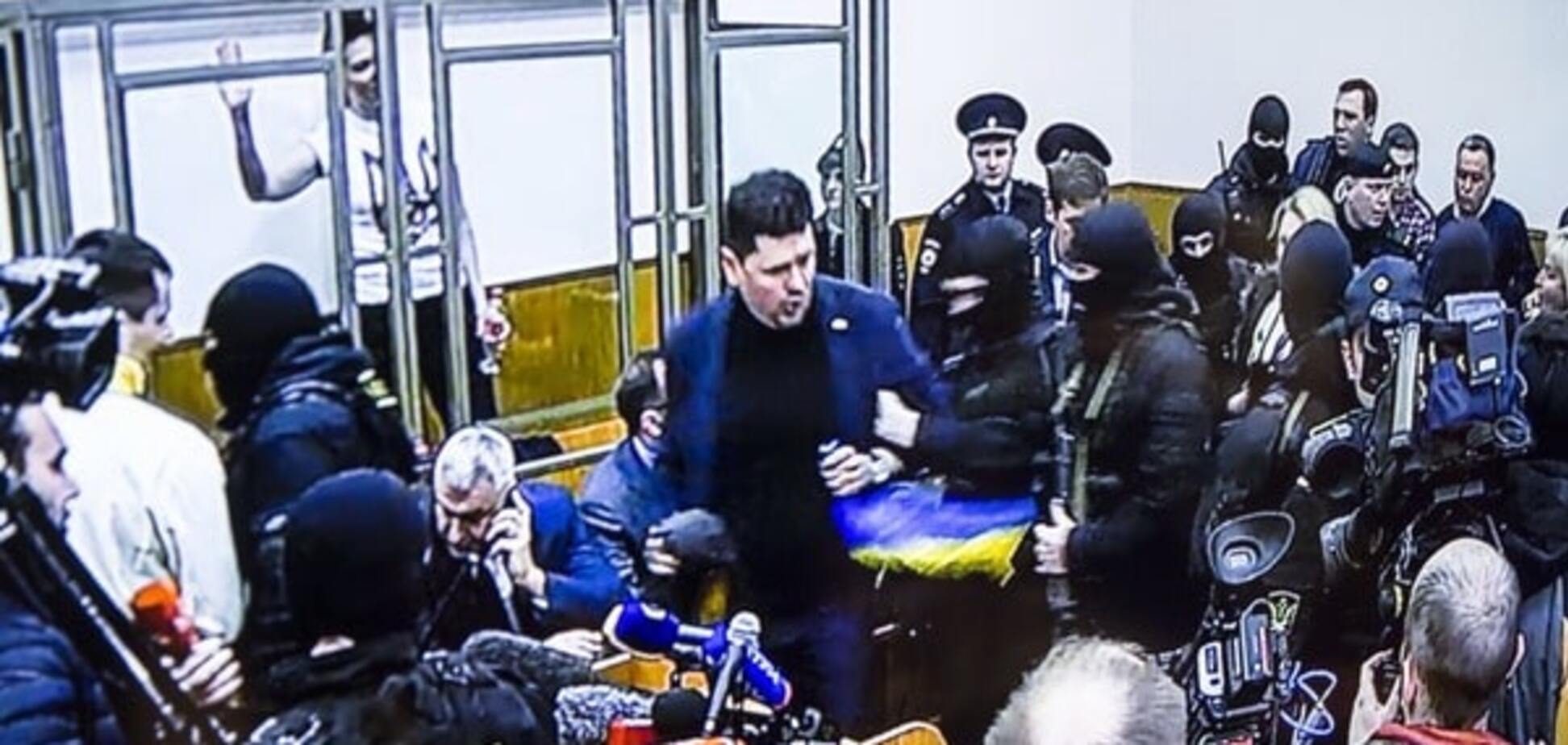 Прес-секретаря Порошенка вигнали з суду над Савченко за прапор України