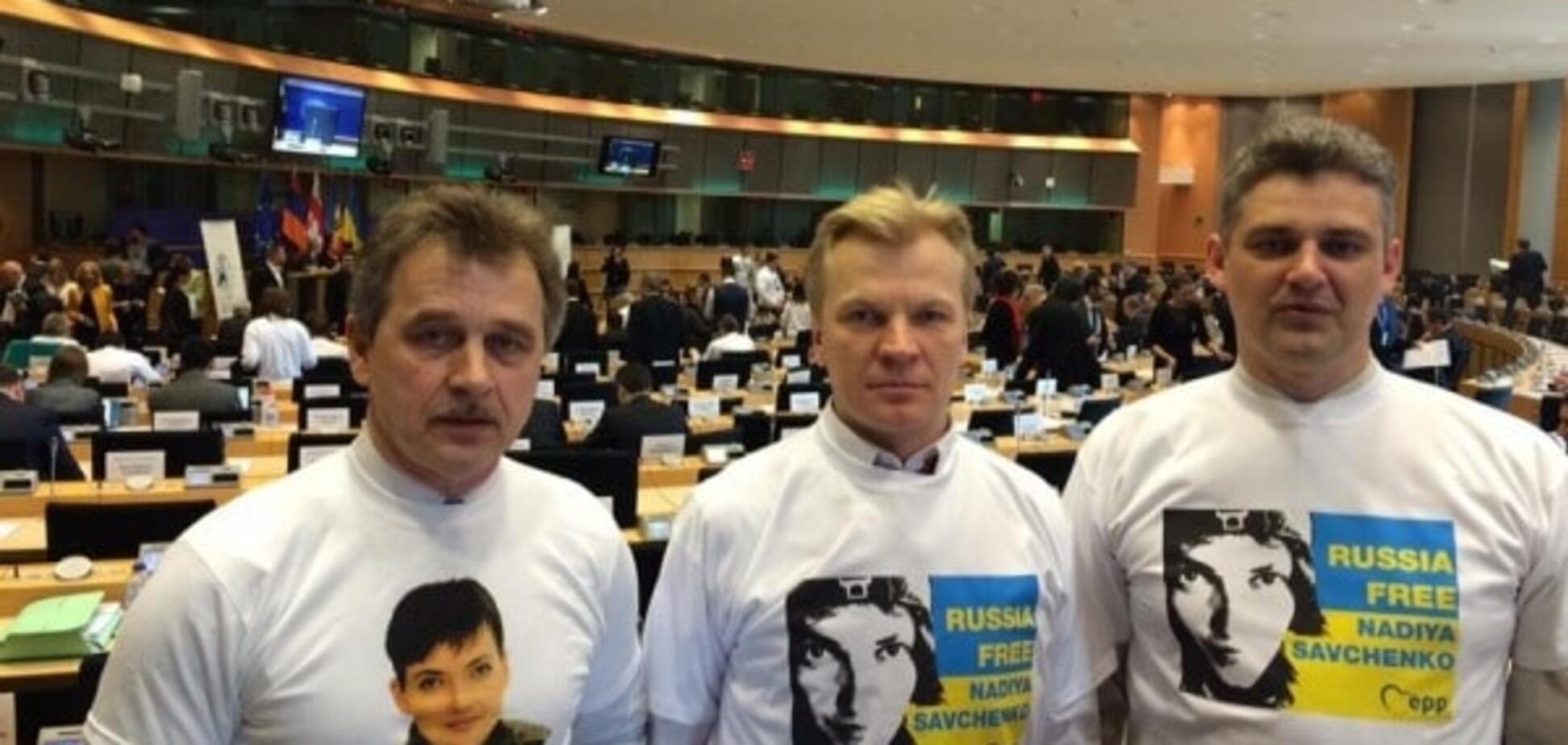 Белорусские оппозиционеры устроили флешмоб в поддержку Савченко: фотофакт