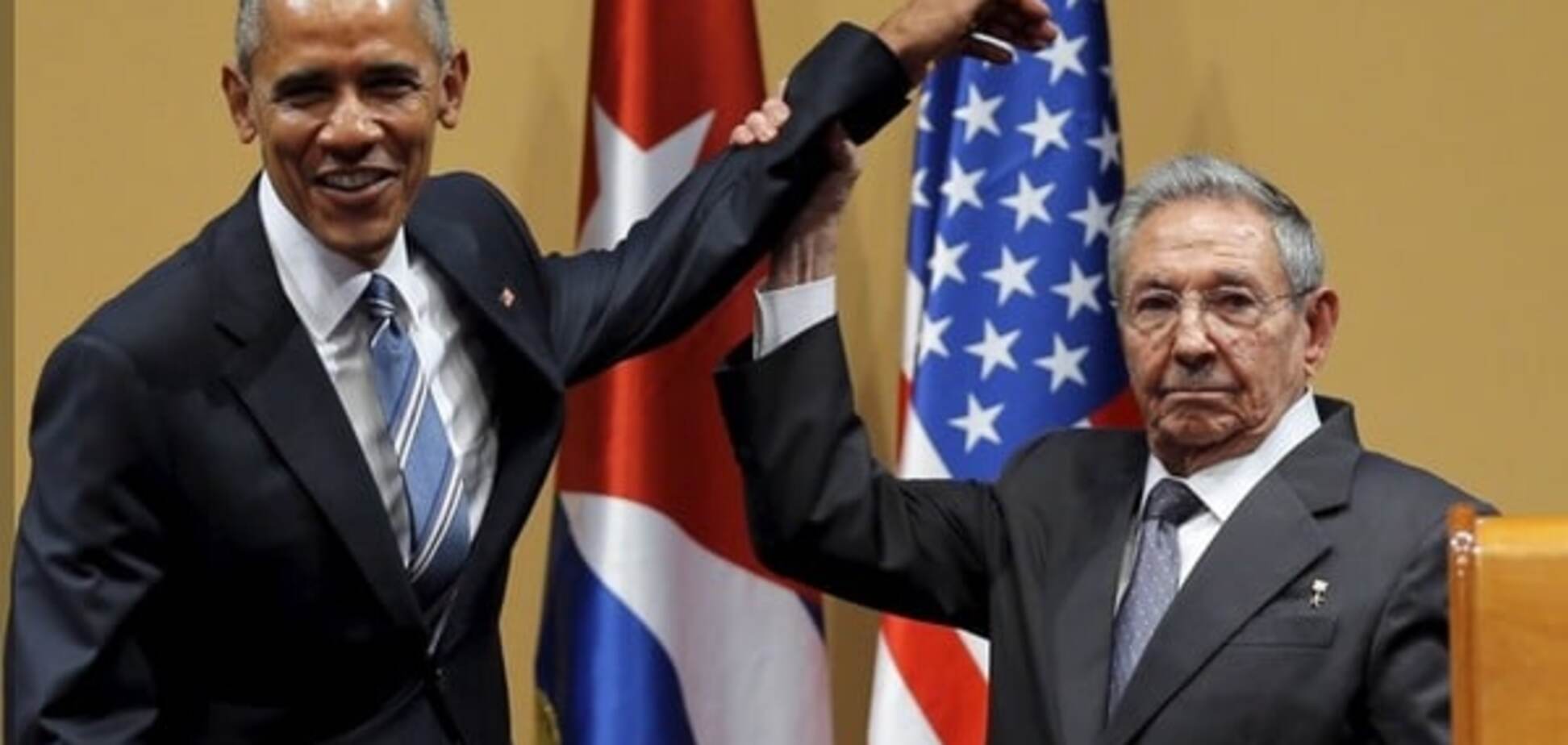 Незграбний конфуз: Кастро не дав Обамі поплескати себе по плечу. Опубліковано відео