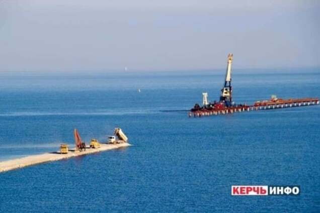 В опору строящегося моста через Керченский пролив врезалось судно