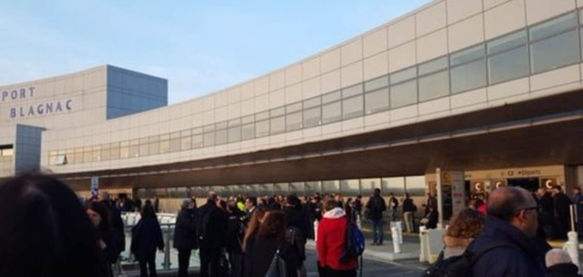 В одному з аеропортів Франції оголосили екстрену евакуацію