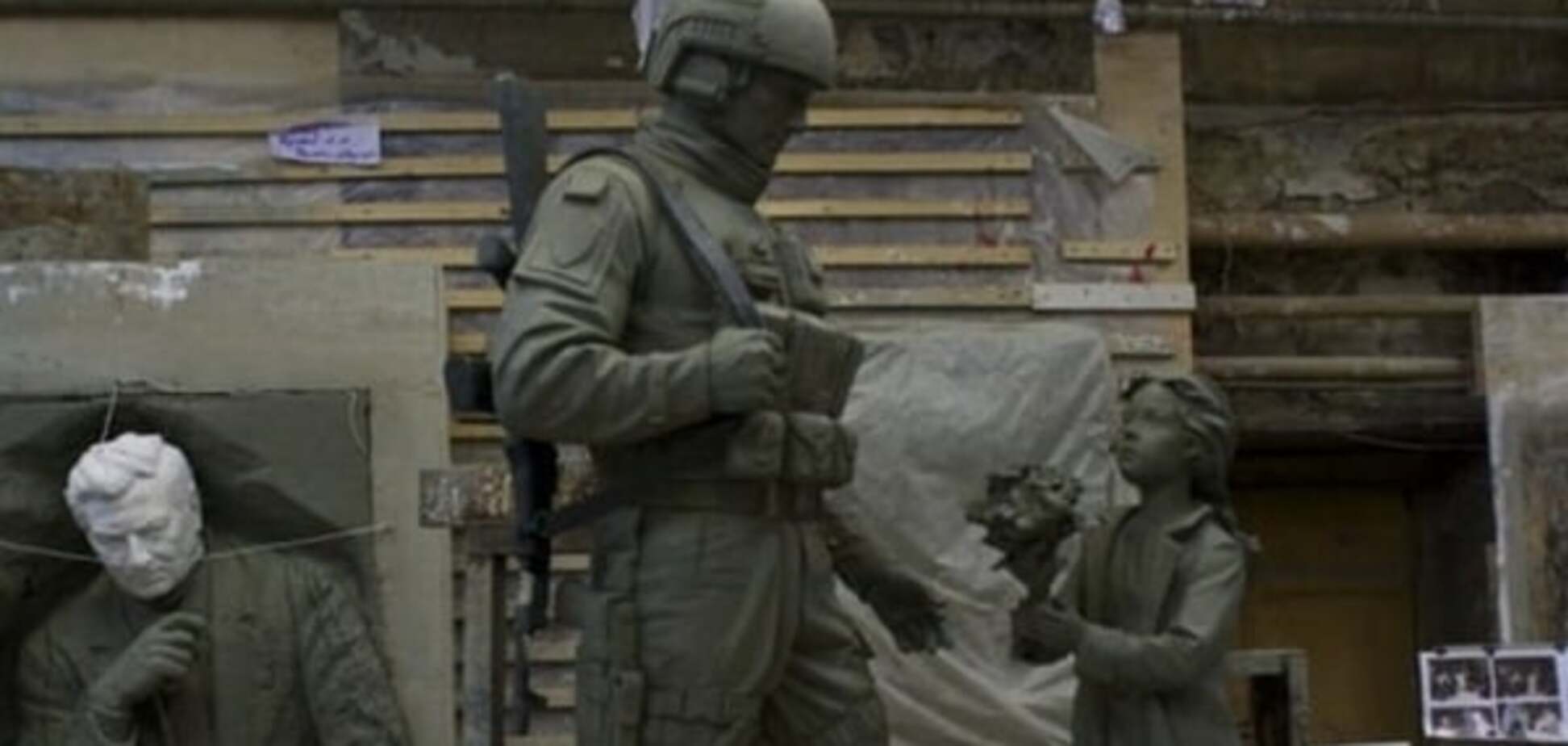 Памятник \'зеленым человечкам\'