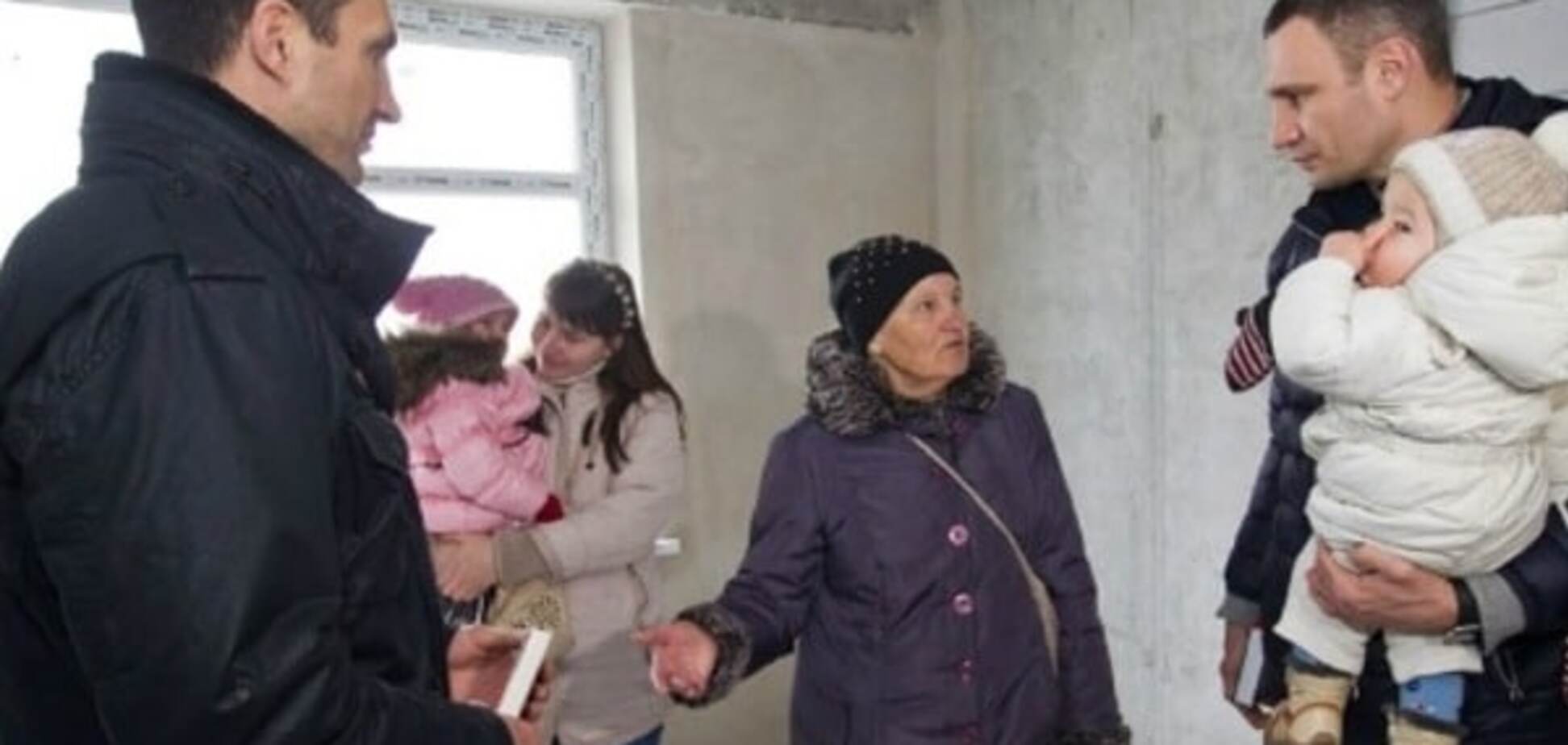 Брати Клички вручили ключі від квартири Марії Стус