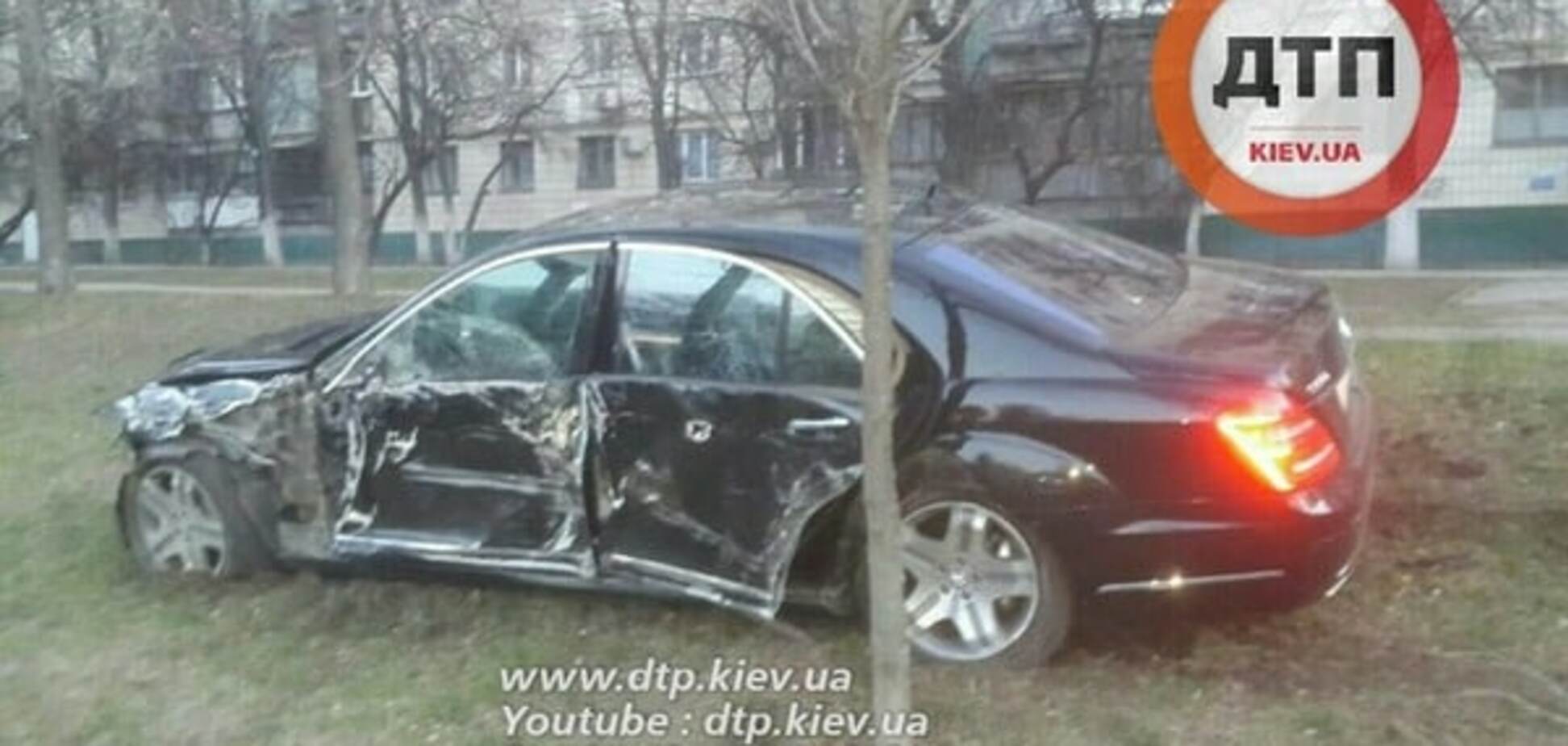 У Києві жорстко зіткнулися Mercedes і Mazda: опубліковані фото