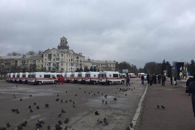 Військова техніка й десятки 'швидких': як на Донбасі готуються зустрічати Порошенка