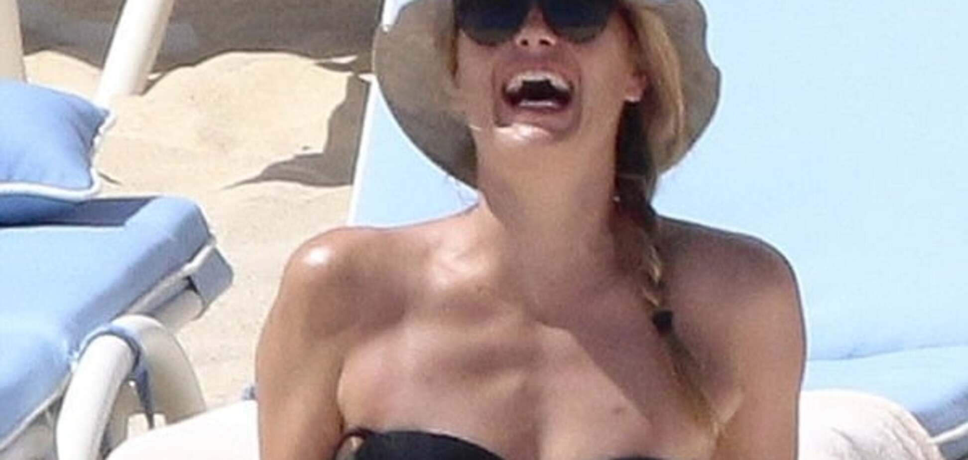 Папарацци словили Шарапову в откровенном купальнике на пляже: эффектные фото