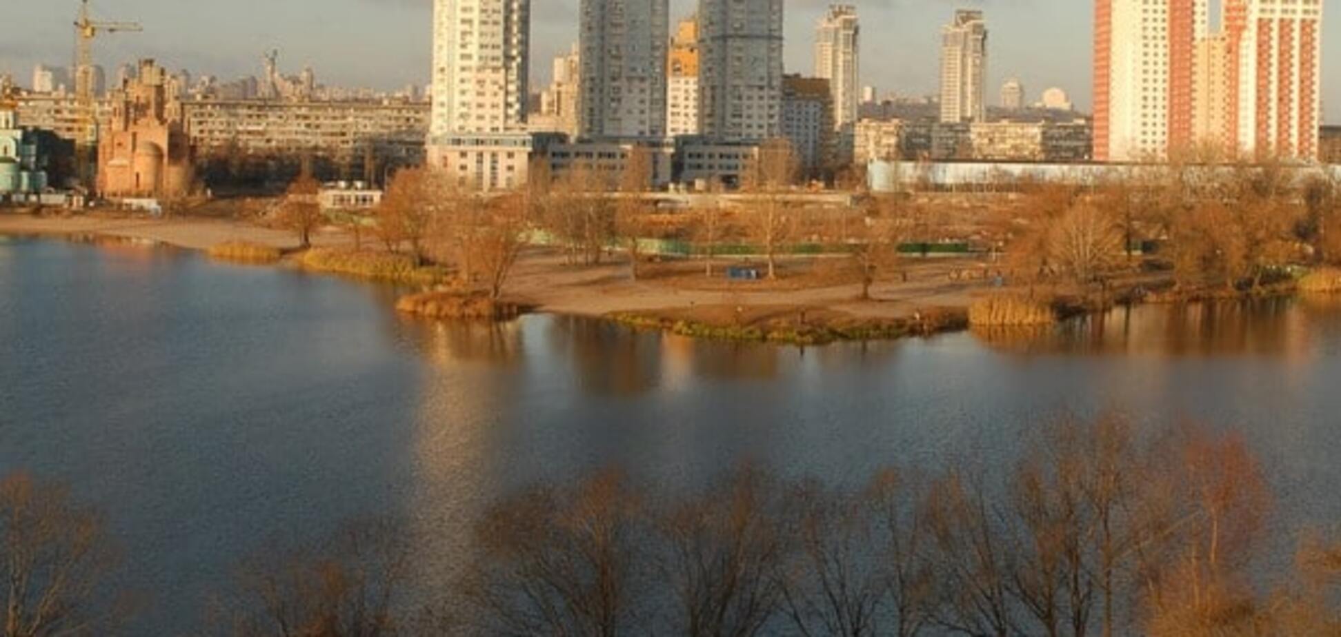 У Києві перехожі врятували з води пенсіонерку, яка тонула