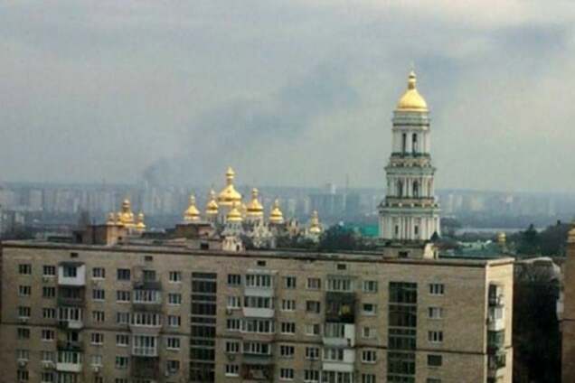 Масштабный пожар в Киеве: дым видно на другом берегу