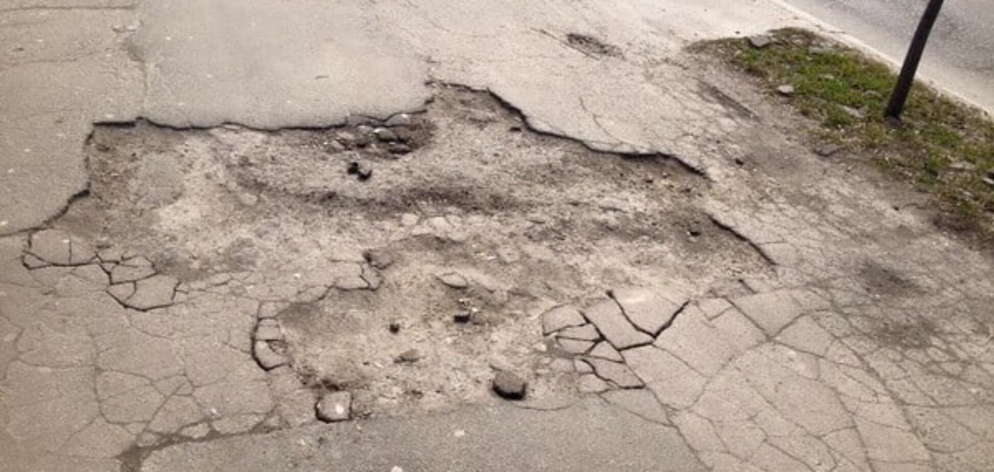 У Києві на тротуарі помітили 'патріотичну яму': фотофакт
