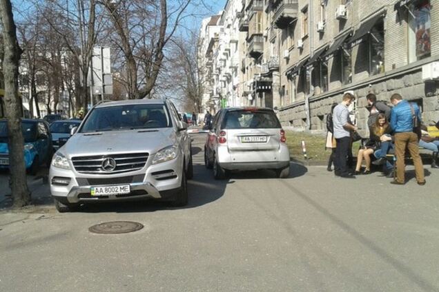 У Києві два автохами повністю заблокували тротуар: фотофакт