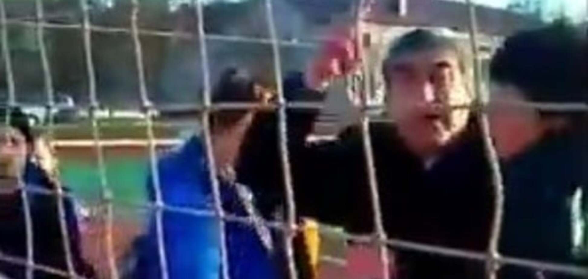 'Ваши т*лки – лесбиянки!' Детский тренер в России стал героем скандального ролика