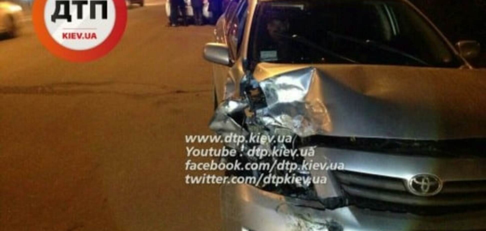 В Киеве неуправляемый автомобиль протаранил отбойник