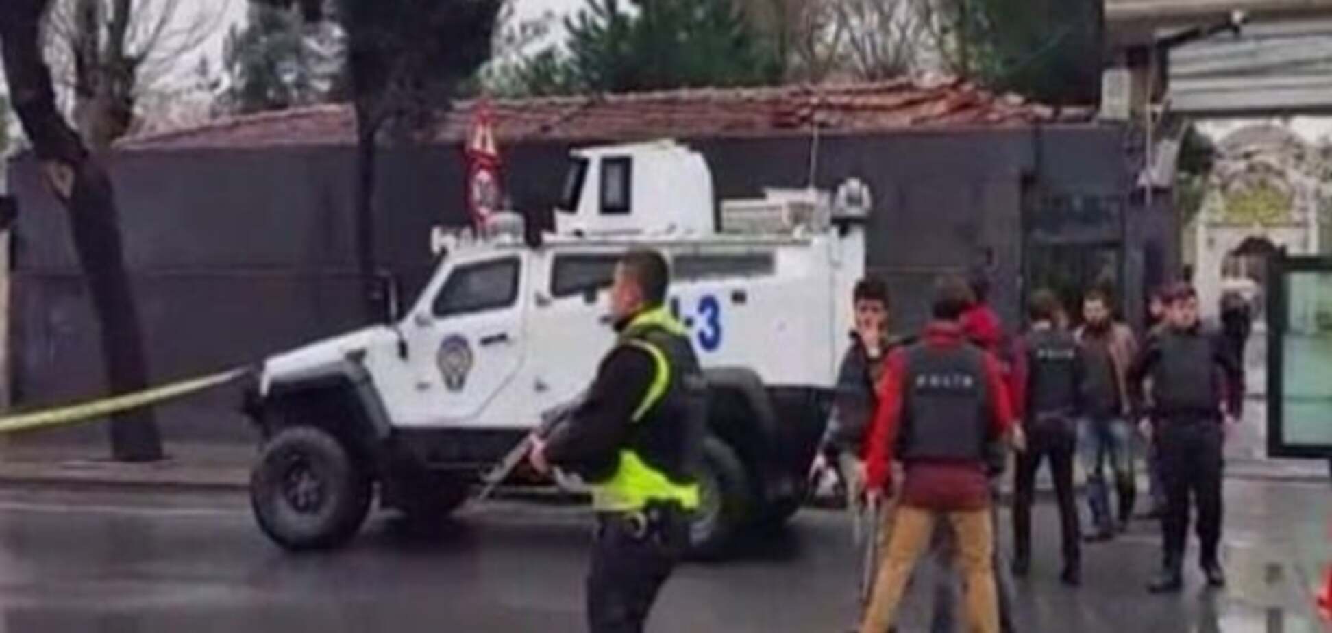 В Турции террористки забросали гранатами полицейский участок