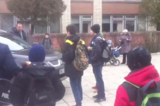 Львовские школьники задержали водителя за неправильную парковку. Видеофакт