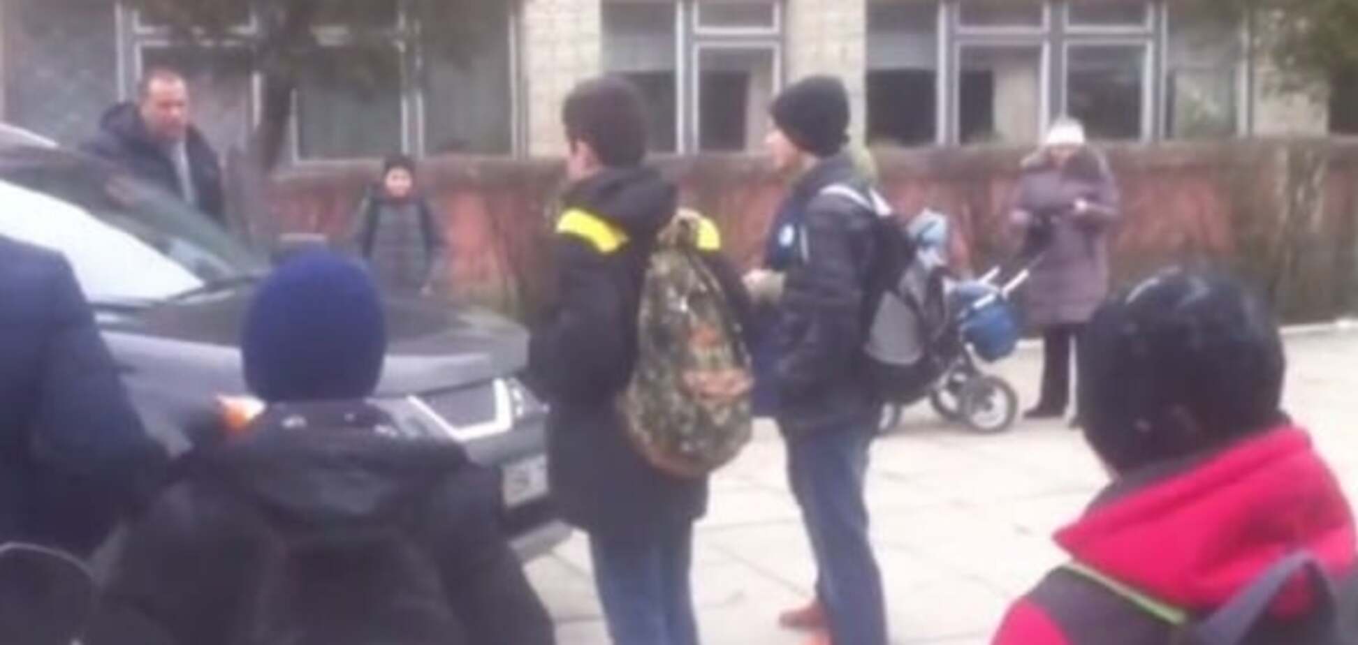 Львовские школьники задержали водителя за неправильную парковку. Видеофакт