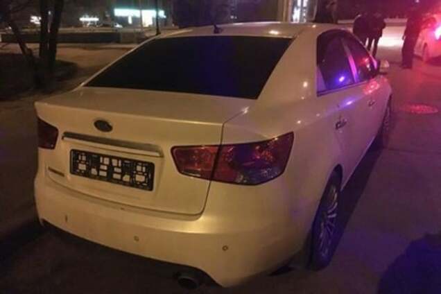 Стрелял и срывал номера авто: в Киеве патруль задержал пьяного капитана полиции. Фотофакт