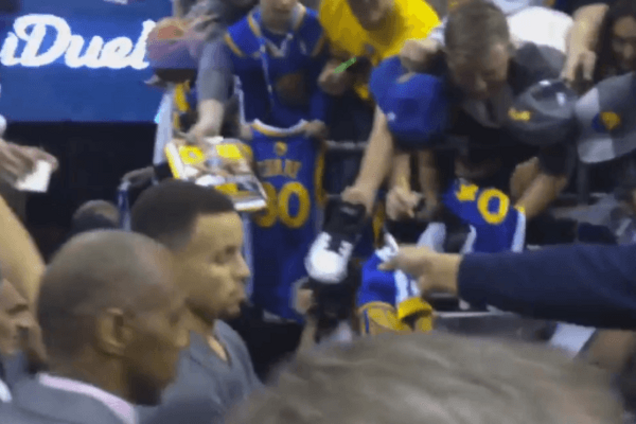 Чотири вболівальники впали з трибун, намагаючись отримати автограф свого кумира: відео інциденту